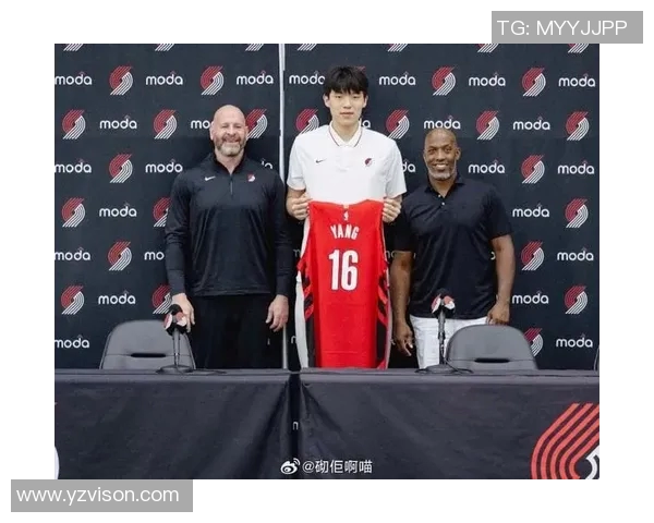 杨瀚森在开拓者队亮相